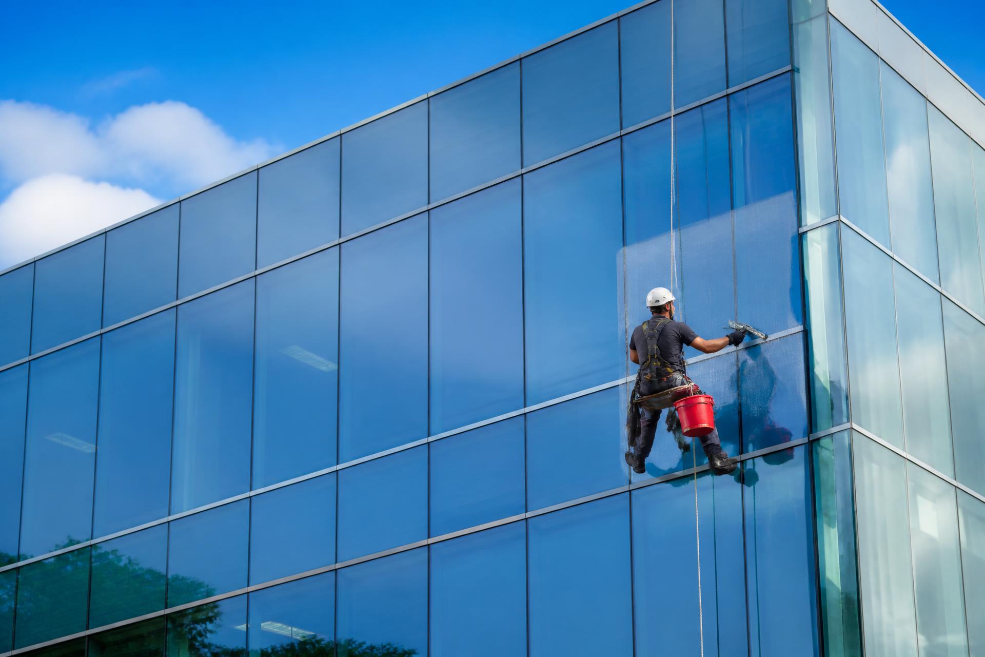 Gebäudereinigung Verden: Glasfassade eines Bürogebäudes wird professionell gereinigt